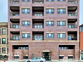 Chicago apartment for rent - A tall brick building with the number 927 on the front.