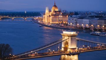 Cordele apartment for rent - The image shows a beautiful view of Budapest with the Hungarian Parliament building and the Chain Bridge illuminated at dusk.