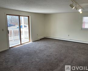 Bangor apartment for rent - A room with grey carpet and a window with blinds.