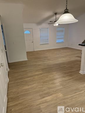 Springfield house for rent - A room with wooden flooring and a ceiling fan.