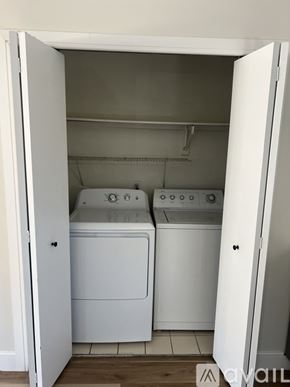Wyandotte apartment for rent - A laundry room with a washer and dryer.