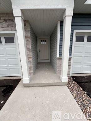 Weston house for rent - A white door is in the middle of a concrete walkway.