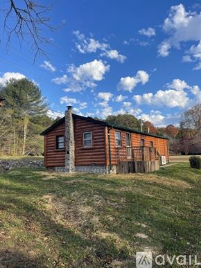 Somerset house for rent - A small wooden cabin sits in a grassy field.