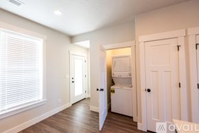 Fruitland apartment for rent - A small laundry room with a washer and dryer.