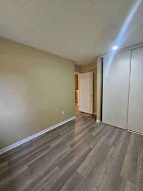 London house for rent - A room with a light on the floor.