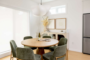 Victoria apartment for rent - A dining room with a round table and chairs.