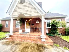 Kingsport house for rent - A house with a red brick exterior and a white roof.