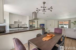 Aliso Viejo house for rent - A modern kitchen with a dining table and chairs.