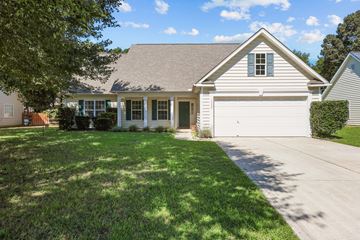 Huntersville house for rent - A house with a garage and a driveway.