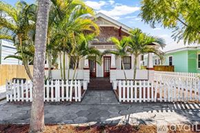 St. Petersburg apartment for rent - A house with a white picket fence and a tree in front.