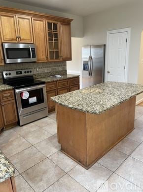 Owings Mills house for rent - A kitchen with granite countertops and stainless steel appliances.