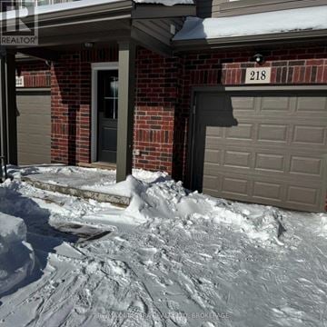 Welland (Coyle Creek) townhouse for rent - A dining room with a table and chairs.