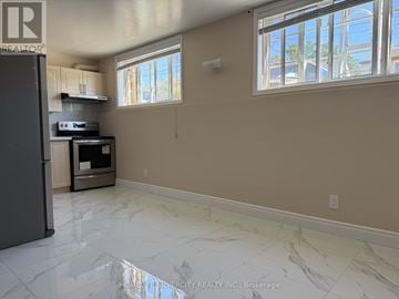 St. Catharines (E. Chester) house for rent - A kitchen with a refrigerator, oven, and microwave.