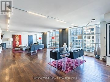 Toronto (Rosedale-Moore Park) condo for rent - A spacious living room with a dining table and chairs.