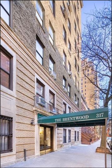 New York apartment for rent - The entrance to The Brentwood building with a green awning.