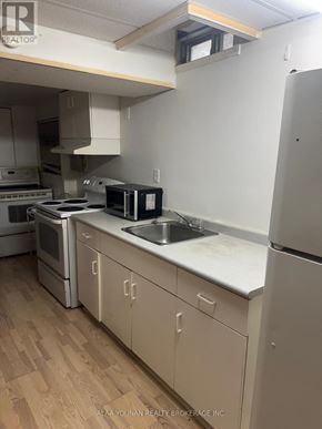 Brampton (Fletcher's Creek Village) house for rent - A kitchen with a refrigerator, oven, and sink.