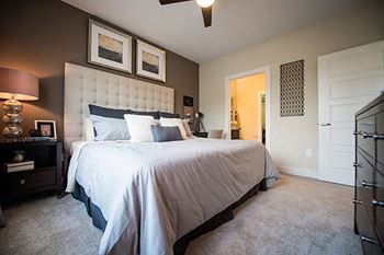 Carpet-flooring-in-bedroom