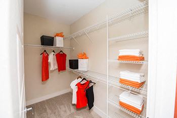 Walk-in-closet