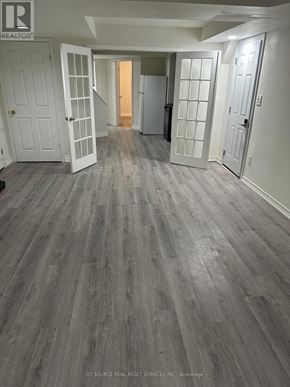 Toronto (Bridle Path-Sunnybrook-York Mills) house for rent - A room with a grey floor and white walls.