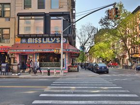 New York apartment for rent - a busy city street with a crosswalk in front of a restaurant