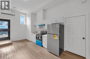Dresden apartment for rent - A kitchen with a refrigerator, stove, and cabinets.