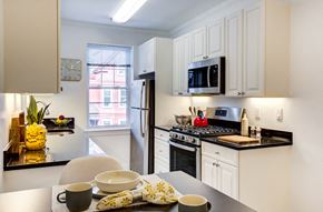 Brookline apartment for rent - Auburn Harris Courtyard - Kitchen