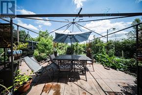 Burlington (Orchard) house for rent - A patio with a table and chairs under a blue umbrella.