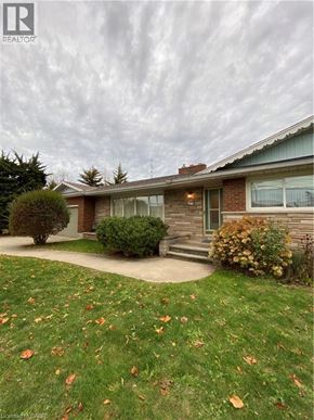 Stoney Creek house for rent - A house with a lawn in front of it.