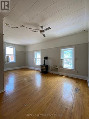 Brant (Paris) townhouse for rent - A room with wooden floors and a ceiling fan.