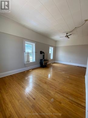 Brant (Paris) townhouse for rent - A room with wooden floors and a ceiling fan.