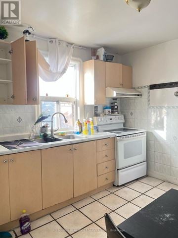 Toronto (Trinity-Bellwoods) house for rent - A kitchen with a white oven and a black counter.