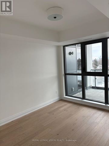Toronto (Englemount-Lawrence) condo for rent - A dining room with a round table and grey chairs.