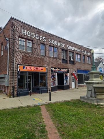 New London apartment for rent - A brick building with a sign that says Hodges Square Shopping Center.