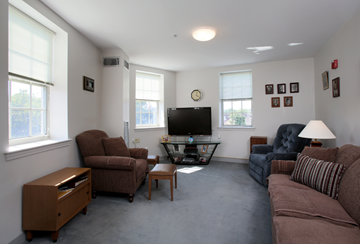 Lynn townhouse for rent - a living room with couches and a tv