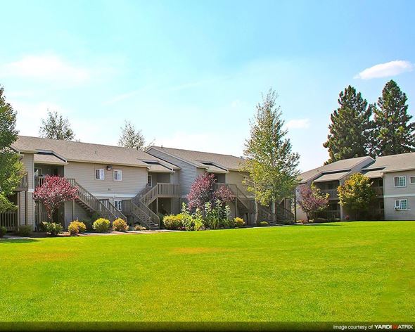 Bend apartment for rent - a green lawn in front of an apartment building