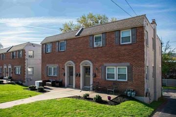 Media apartment for rent - A row of houses with a green lawn in front.
