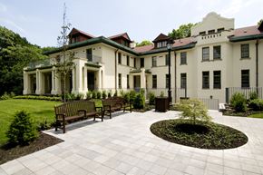 Staten Island apartment for rent - a courtyard in front of a large white building with benches