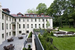 Staten Island apartment for rent - the building in which the hotel is located