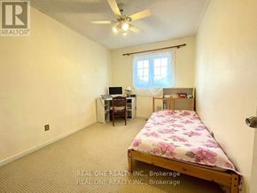 Oakville (Ga Glen Abbey) townhouse for rent - A bedroom with a bed, desk, and chair.