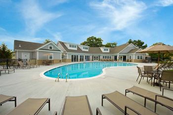 Swimming pool with splash pad