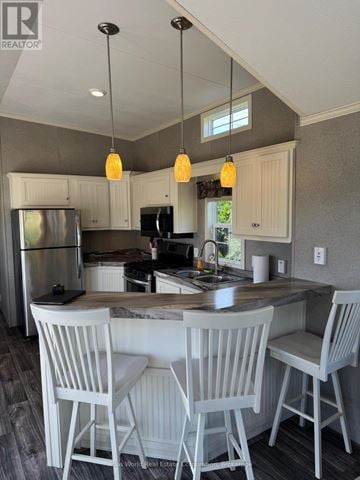 Northern Bruce Peninsula mobile home for rent - A kitchen with a table and chairs.
