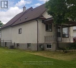 Niagara Falls (Clifton Hill) house for rent - A house with a brown roof and a balcony with a railing.