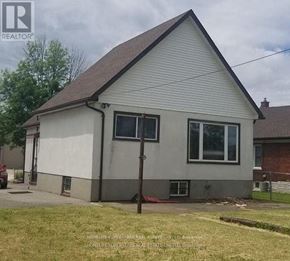 Niagara Falls (Clifton Hill) house for rent - A small house with a white siding and a brown roof.