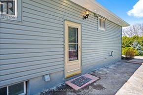 Niagara Falls (Ascot) house for rent - A house with a grey siding and a brown door.