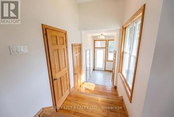Richmond Hill (Oak Ridges Lake Wilcox) other for rent - A kitchen with wooden cabinets and a bar stool.
