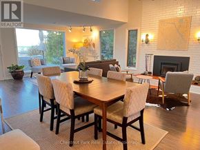 Collingwood house for rent - A dining room with a wooden table and chairs.