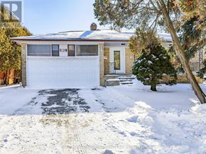 Vaughan (Crestwood-Springfarm-Yorkhill) house for rent - A house with a garage and a tree in the snow.