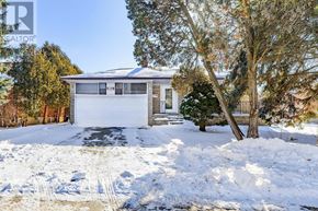 Vaughan (Crestwood-Springfarm-Yorkhill) house for rent - A house with a garage and a driveway covered in snow.