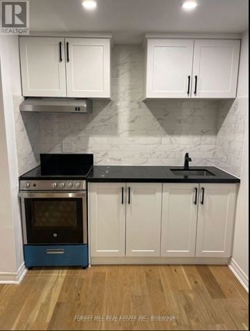 Vaughan (Vellore Village) house for rent - A kitchen with white cabinets and a blue oven.