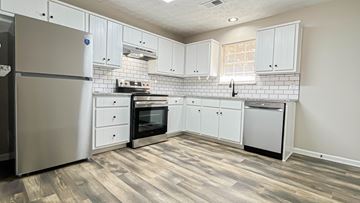Jefferson apartment for rent - A kitchen with a refrigerator, oven, and dishwasher.